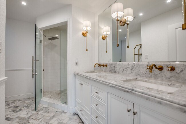 Building Photo - RENOVATED 2-BEDROOM IN WHISPERING OAKS