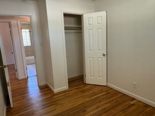 Building Photo - 3Bed 1Bath Ground Floor Unit Near Campus!!!!!