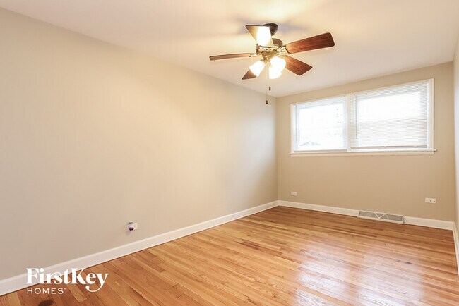 Building Photo - 1018 E 161st Pl