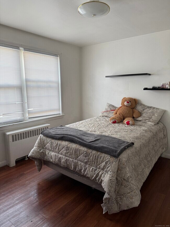 Building Photo - 1084 E Main St