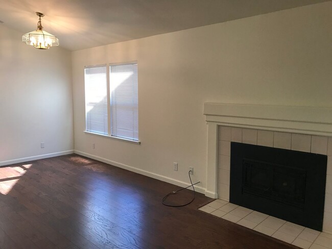 Building Photo - West Davis three bedroom available for Nov...