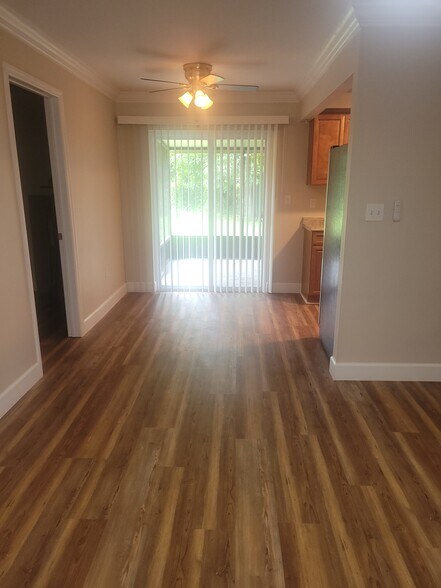 Building Photo - 21 Crescent Lake Dr