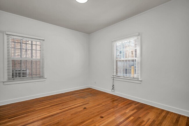 Building Photo - Large 2 bedroom unit