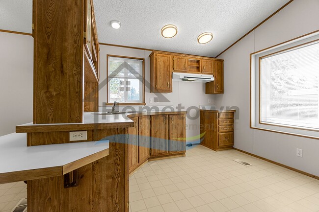 Building Photo - 2 Bedroom 1 Bath Home with Off-Street Park...