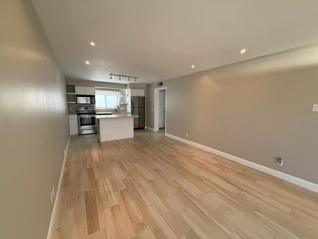 Building Photo - Modern Vintage in Old Town