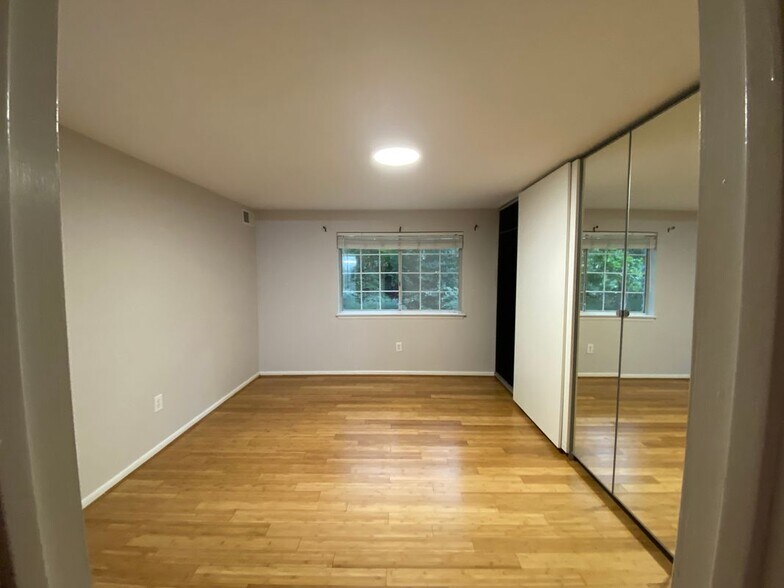 Building Photo - 1533 Colonial Dr
