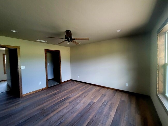 Building Photo - 401 Alpine Dr
