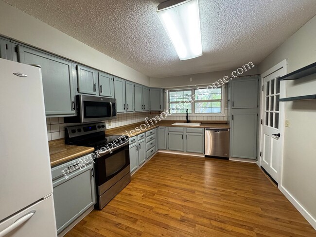Building Photo - Charming 3 Bedroom, 2 Bath Home with Sunroom, Garage & Privacy-Fenced Yard