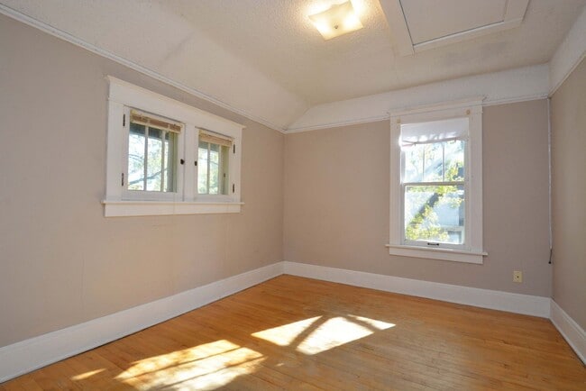 Building Photo - Beautiful 3-Bed 2-Bath Home Available In N...