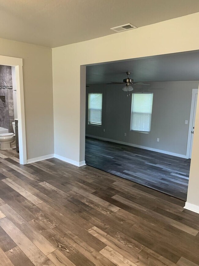 Building Photo - FULLY REMODELED Large 4/2, Close to Enloe and Chico State