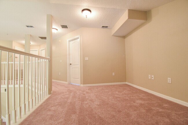 Building Photo - Beautiful 3 Bedroom 2.5 Bath 2 Story Key W...