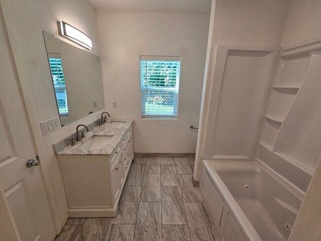 Building Photo - 3 Bedroom 2 Bathroom Duplex for Rent in Corning!