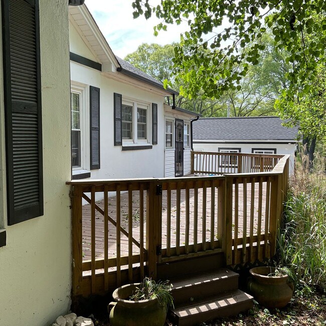 Building Photo - Home with 2 Bedrooms, 2 Baths with Bonus/C...