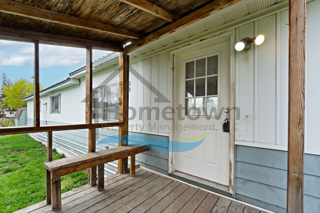 Building Photo - 2 Bedroom 2 Bath Home with Off-Street Park...