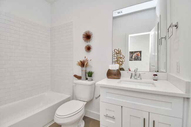 Building Photo - 2008 Laverne Holw Ln