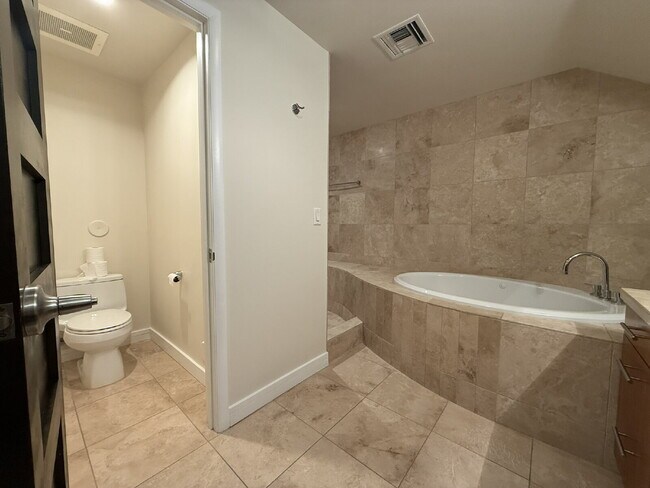 Building Photo - Penthouse Loft in Prime Downtown Location!