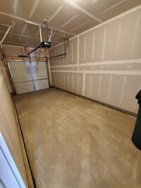 Building Photo - 3 bedroom townhome in university