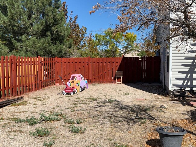 Building Photo - Spacious Tri-Level Home for Rent in Tooele...
