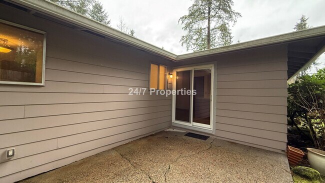 Building Photo - Cute 3 BD | 1.5 BA Home in Lake Oswego - Lake Access!
