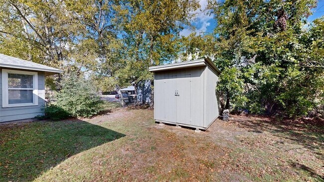 Building Photo - 911 E North Ave