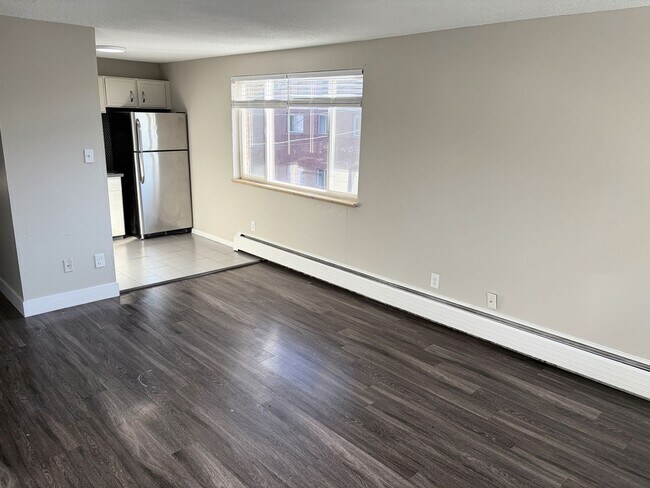 Building Photo - Spacious, Renovated 1-Bedroom - Convenient Location! Wadsworth Station West