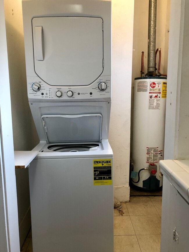 Building Photo - Adorable Duplex Unit Near the Arts District!