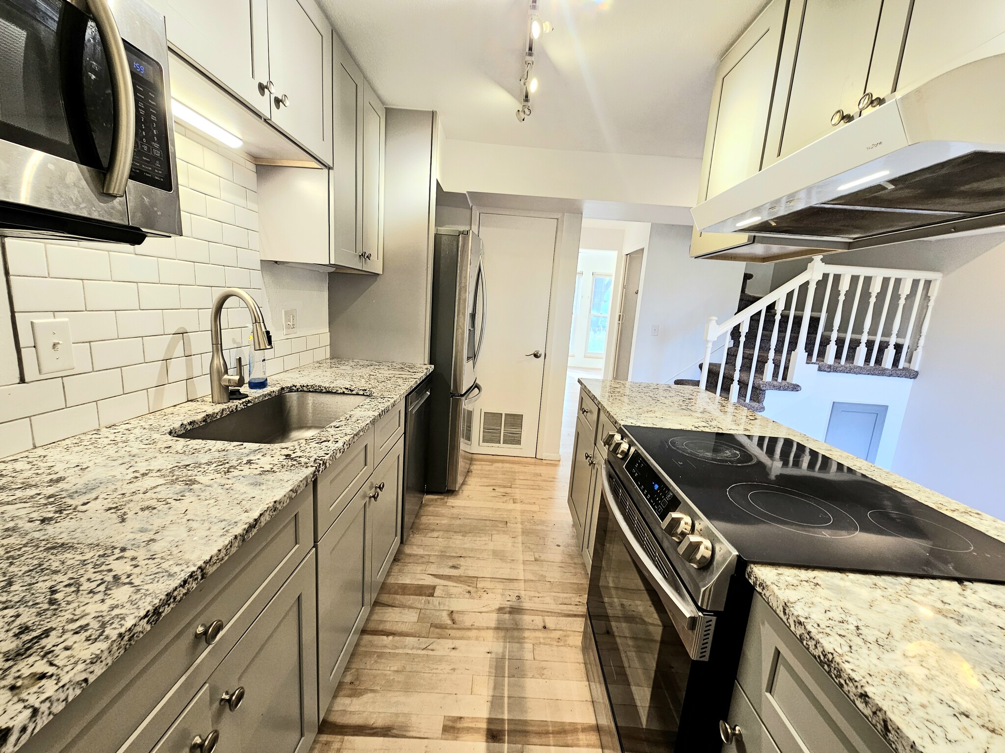 Kitchen, looking through to living room - 3680 Quail St