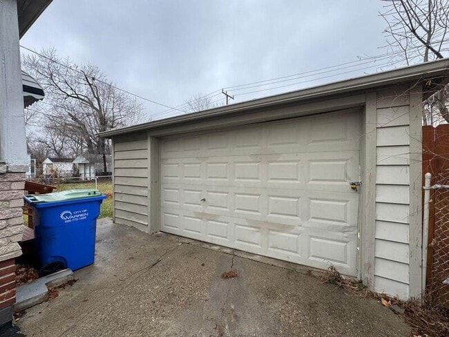 Building Photo - 8693 Paige Ave