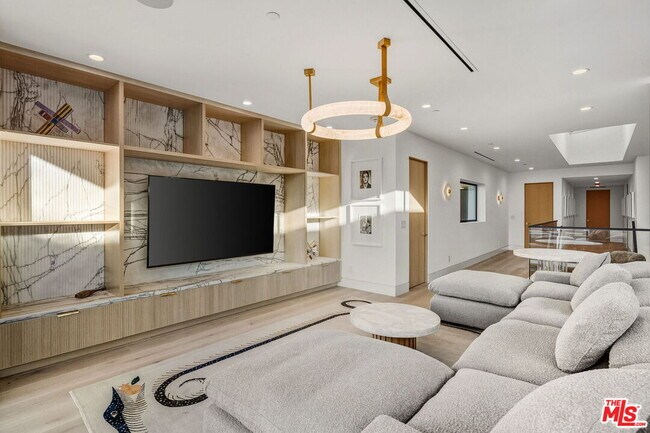 Building Photo - 738 Palms Blvd