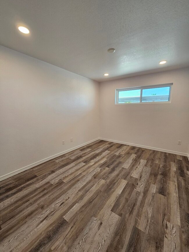 Building Photo - Completely Updated 1 bed 1 bath with yard