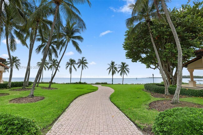 Building Photo - 19122 Fisher Island Dr