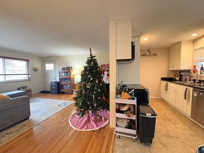 Building Photo - 3 Bed 1 Bath Home W/Large Backyard Walking Distance To Everything.