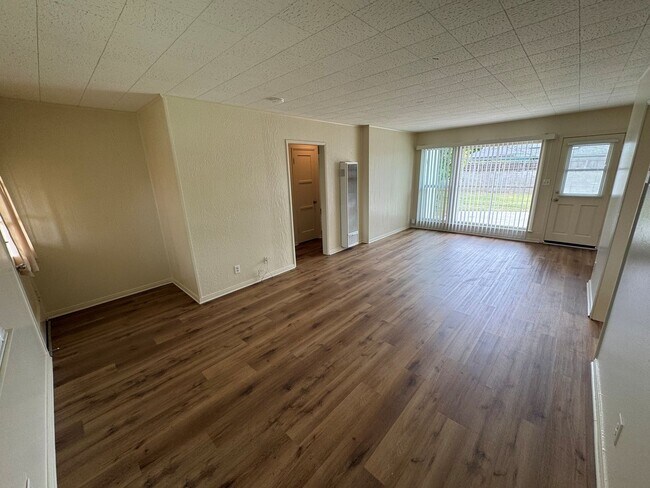 Building Photo - Quaint Midtown Home with New Wood Flooring & Large Yard!!