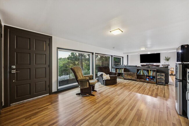 Building Photo - 6407 Lynn Ln