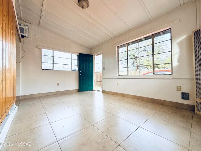Building Photo - 840 E Elm St