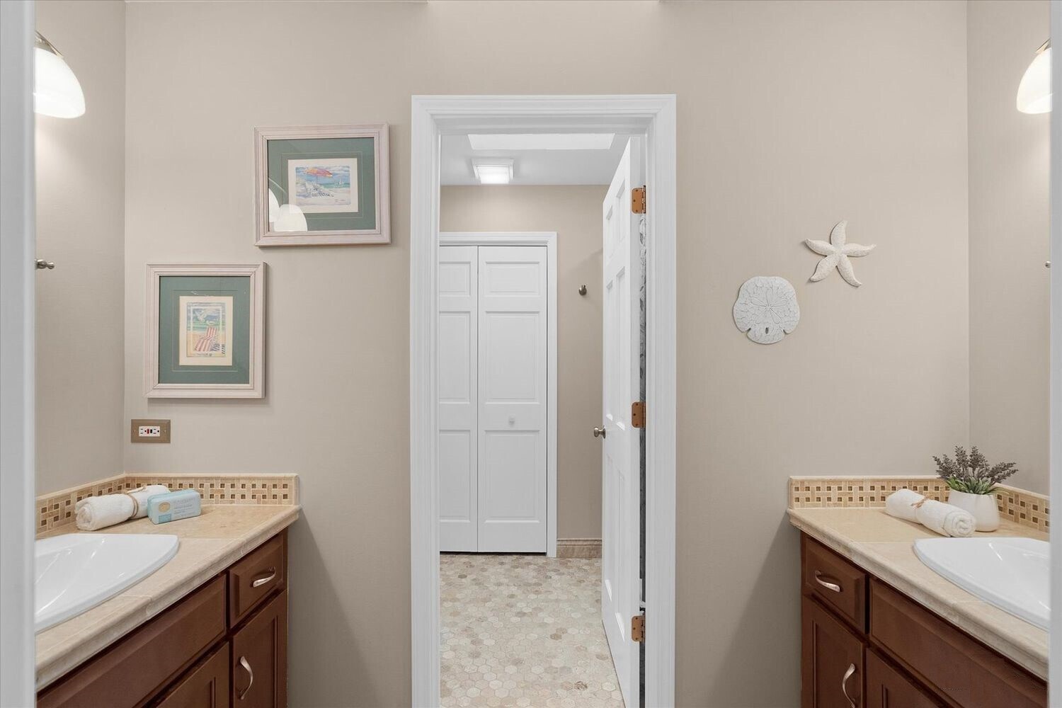 Building Photo - 4311 Camelot Cir