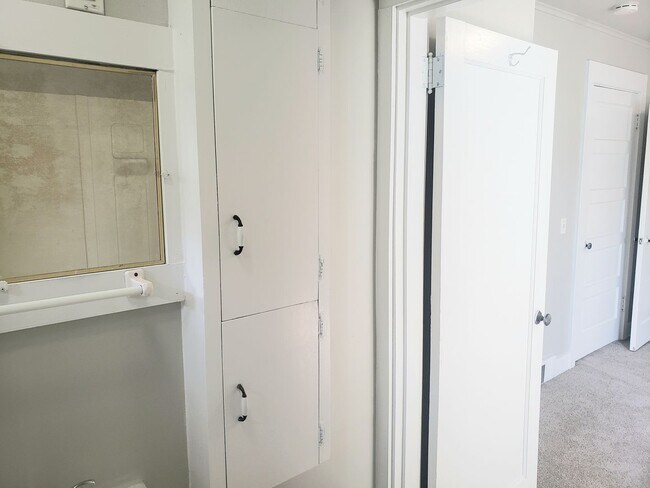 Building Photo - 3 Bedroom Near Elevator and Downtown Orego...