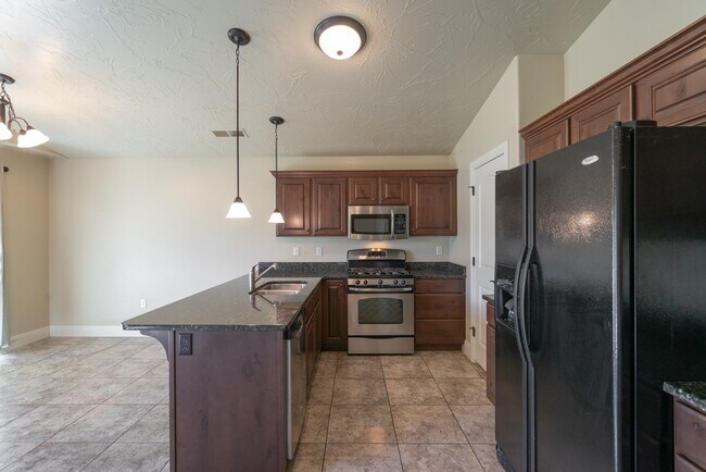 Building Photo - Pet Friendly-Beautiful 3 bed 2 bath home w...