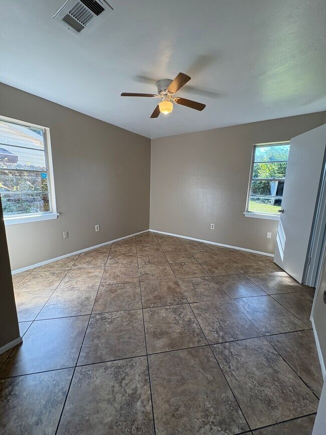 Building Photo - Awesome home with lots of space and storage!