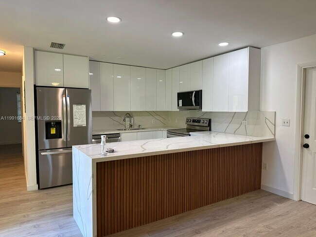 Building Photo - 3755 Oak Ave