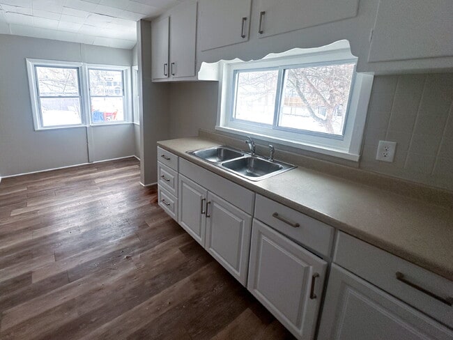 Building Photo - Beautiful 4-bedroom townhome!