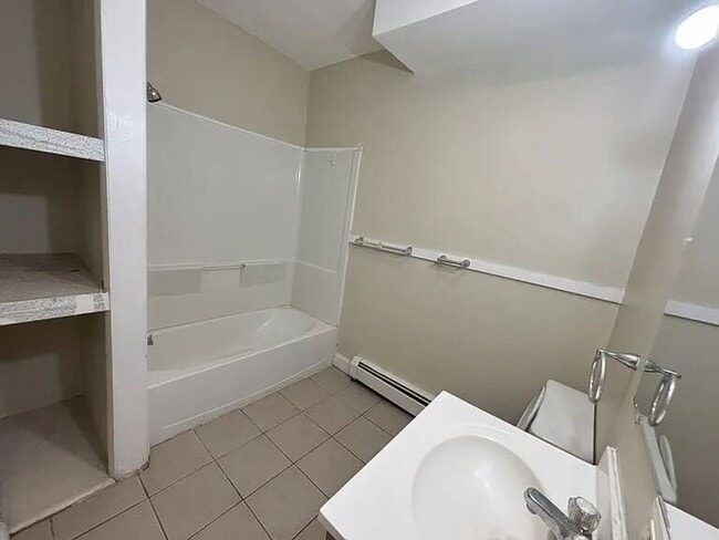 Building Photo - Spacious 4-bedroom house
