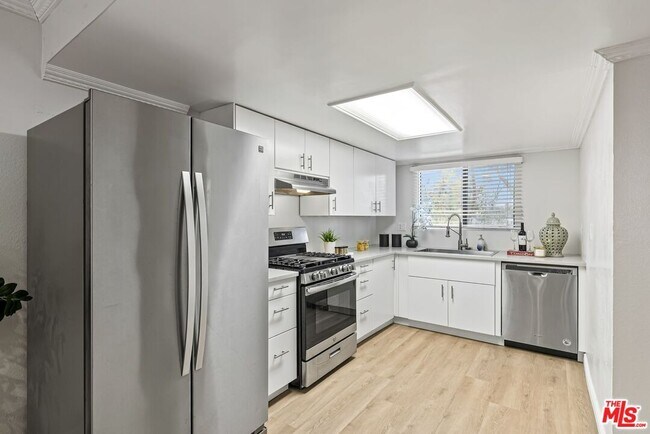 Building Photo - 620 W Hyde Park Blvd