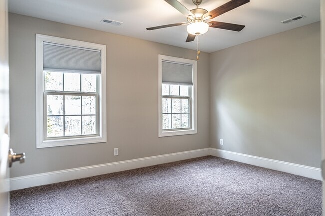 Building Photo - 152 Lark Dr