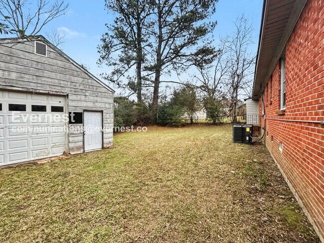 Building Photo - 2 Bed/1 Bath Home with Fenced Yard & Carport / 2 Small Pets Allowed / Vouchers Accepted / Availab...