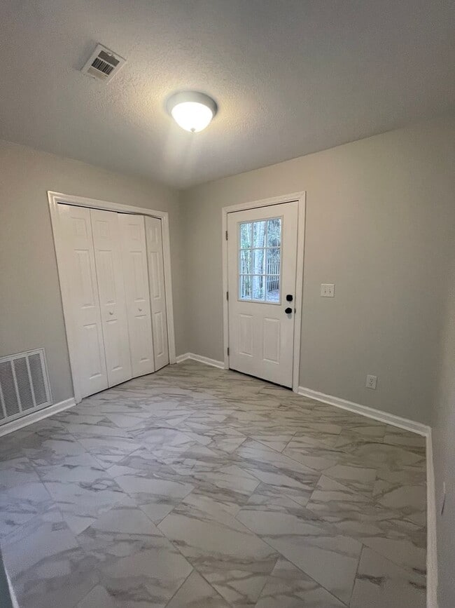 Building Photo - 202 Leeswood Cir