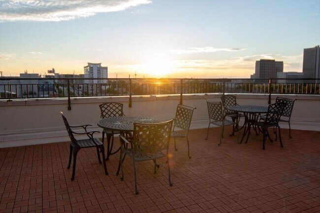 Building Photo - Spacious, beautiful loft with separate bedroom and office for rent in Downtown Atlanta