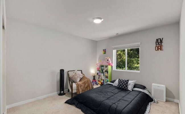 Building Photo - Modern 4-Bed Home in Northshore School District with A/C