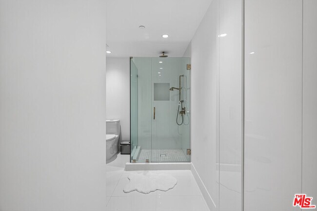 Building Photo - 13700 Marina Pointe Dr