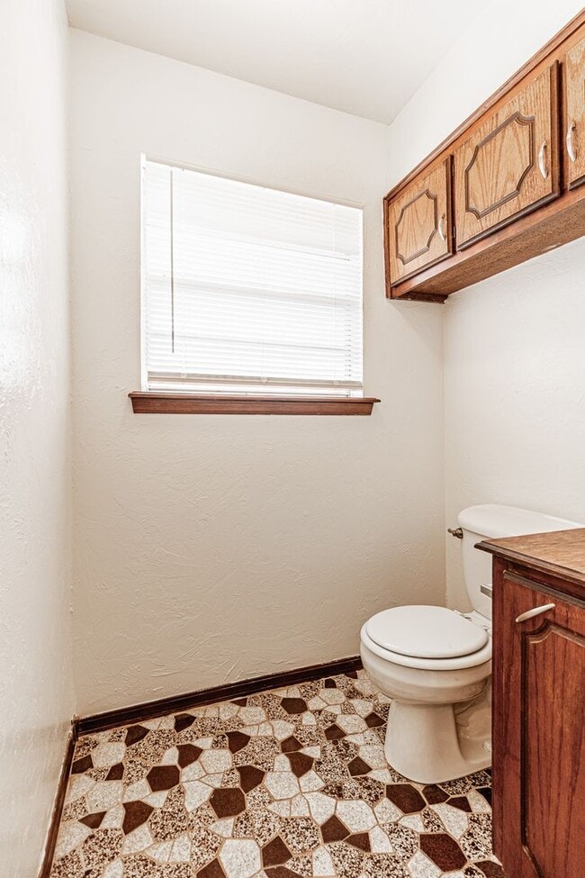 Building Photo - 4 Bed 2 Bath in SW Oklahoma City